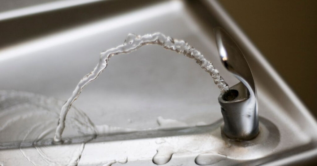 Conserto de Bebedouro em Indaiatuba | Assistência Perto de Mim vazamento de agua no bebedouro